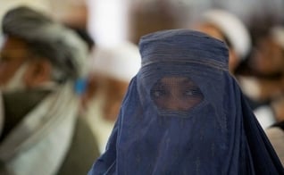 Mulheres são obrigadas a usarem burca no Afeganistão. (Foto: Breitbart)