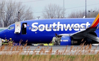 Avião da Southwest Airlines na pista do Aeroporto Internacional da Filadélfia após um pouso de emergência. (Foto: David Maialetti/AP)