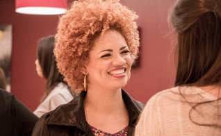 Dona Kelly, do Ao Cubo, na pré-estreia do filme “Paulo, Apóstolo de Cristo”. (Foto: Marcos Paulo Corrêa/Guiame)