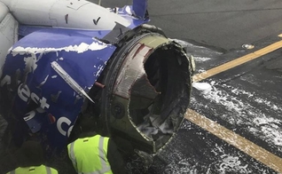 Motor do avião da Southwest Airlines é inspecionado no Aeroporto Internacional da Filadélfia. (Foto: Amanda Bourman)