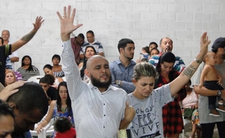 Um dia após a morte dos filhos, os pastores George Alves e Juliana Salles ministraram um culto em sua igreja. (Foto: Reprodução)