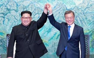 Os líderes da Coreia do Norte e Coreia do Sul, Kim Jong-un e Moon Jae-in. (Foto: Korea Summit Press Pool/AFP)