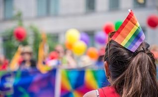 Mulher acompanha a parada do orgulho gay em Toronto, no Canadá. (Foto: Marc Bruxelle)
