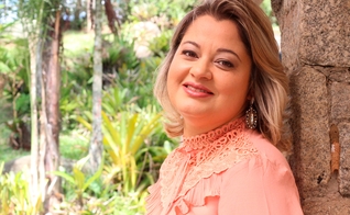 Cantora e compositora, Leila iniciou sua carreira aos seus três anos. (Foto: Divulgação).