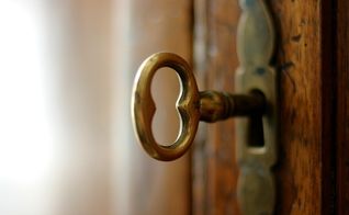 Chave na porta. (Foto: Pinterest)