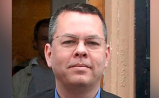 Pastor Andrew Brunson está preso na Turquia. (Foto: ABC News)