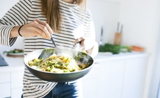 Se você comer o que gosta e fizer escolhas inteligentes, o sucesso na balança aparece. (Foto: Getty Images)