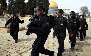 Polícia israelense atuando na tensa região do Monte do Templo. (Foto: VosIzNeias)