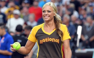 Jennie Finch-Daigle recusou dançar uma música considerada um hino bissexual no programa Dancing With The Stars. (Foto: Mark Cunningham/MLB Photos).