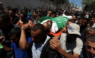 Palestinos carregam corpo de terrorista do Hamas em funeral. (Foto: Ibraheem Abu Mustafa/Reuters)