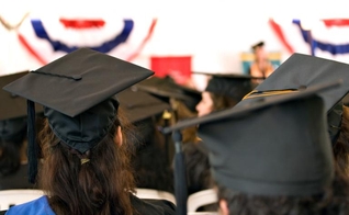 Imagem ilustrativa. O estudante do ensino médio foi impedido pela escola de prosseguir com seu discurso original. (Foto: Shutterstock)
