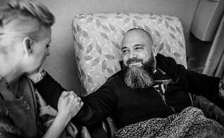 Jason Lee iniciou o tratamento contra o câncer com o apoio da família. (Foto: Reprodução/Facebook)