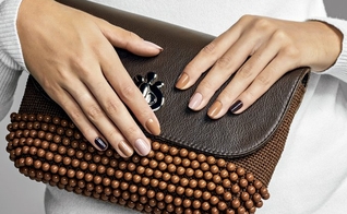 É possível usar diversas cores de esmalte e manter um resultado harmonioso. (Foto: Pedrita Junckes/Cosmopolitan)