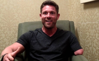 Noah Galloway inspira outras pessoas que enfrentam dificuldades semelhantes. (Foto: Reprodução).