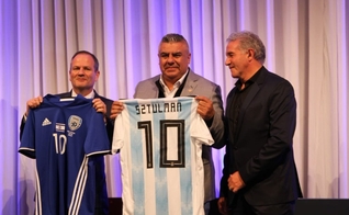 Claudio Tapia, presidente da Afa, ao lado do embaixador de Israel na Argentina (Foto: Divulgação/Argentina)