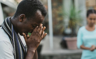 O pai de Ibrahim chegou a ir em seu trabalho e ameaçá-lo de morte por ter abandonado a fé muçulmana. (Foto: Reprodução).