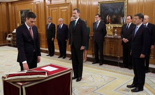 O líder socialista Pedro Sánchez fez o juramento apenas diante da Constituição da Espanha. (Foto: Fernando Alvarado/Pool/AP Photo)