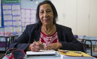 Dona Normália tem 71 anos e estuda em uma turma da Eja, em Curitiba. (Foto: Valdecir Galor/SMCS)
