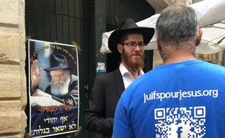 Equipes de evangelismo abordaram diferentes grupos de pessoas durante um mês em Jerusalém. Foto: (Jews for Jesus)