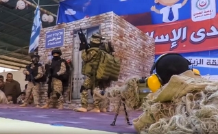 Cerimônia de formatura do jardim de infância teve crianças em apresentação do treinamento militar que recebem para matar civis e soldados israelenses. (Imagem: Youtube)