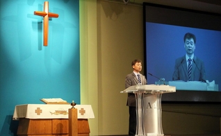 Kim Hak Song falando à congregação da Igreja Missionária Oriental, em Los Angeles. (Foto: RNS/Heather Adams)