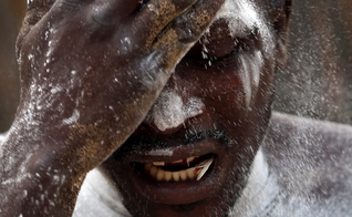 Homem em estado de possessão durante uma cerimônia de vodu africana. (Dan Kitwood/Getty Images)
