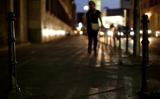 Imagem ilustrativa. Mulher caminhando em uma rua à noite. (Foto: videoblocks/dapoopta)