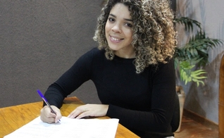 Anny Theyler assina contrato com a Nova Fase Distribuição. (Foto: Divulgação).