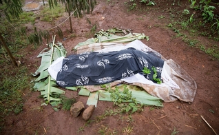 Cadáver em Belo, na linha de frente do conflito em Camarões. (Foto: The Guardian/Peter Zongo)
