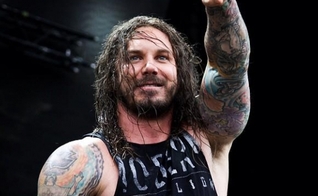 Após cumprir a pena, Tim Lambesis revelou que está arrependido e publicou uma nota esclarecendo seu caso. (Foto: Reprodução).