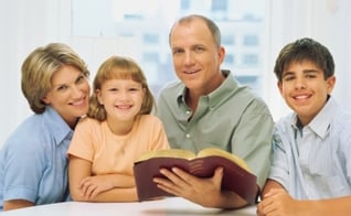 Família lendo a Bíblia. (Foto: Getty)