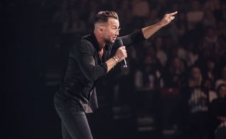 Carl Lentz ministrando na Colour Conference 2018 na arena Grand West, na África do Sul. (Foto: Heinrich Knoetze)