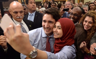 Primeiro-ministro canadense, Justin Trudeau tira selfie com muçulmana. (Foto: CityNews)