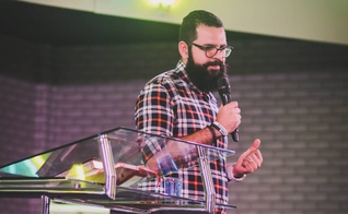Pastor Douglas Gonçalves, líder do movimento JesusCopy, na Conferência Avesso. (Foto: Interligados Taquara)