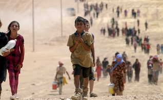 Crianças yazidis fugindo da violência do Estado Islâmico na cidade de Sinjar. (Foto: Reuters/Rodi Said)