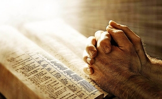 Bíblia e oração. (Foto: Getty)