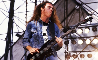  Em 1986, Cliff Burton faleceu em um trágico acidente de ônibus. (Foto: Reprodução)