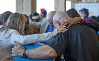 Anglicanos oram pela Conferência Global do Futuro Anglicano 2018. (Foto: GAFCON)