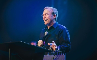 O pastor Mike Bickle é fundador da International House of Prayer em Kansas City. (Foto: Reprodução)