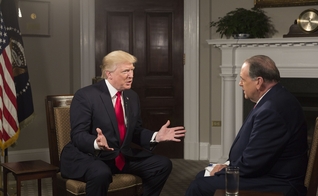 Donald Trump em entrevista com o ex-governador Mike Huckabee na Casa Branca. (Foto: White House/Joyce N. Boghosian)