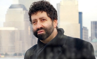 Jonathan Cahn se entregou a Cristo ajoelhado em um altar satânico. (Foto: Reprodução)
