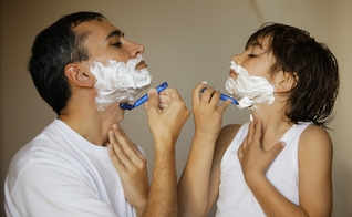 Pai ensina filho a fazer a barba. (Foto: Vida Equilíbrio)