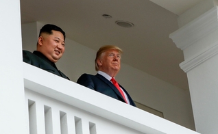 Donald Trump em encontro histórico com Kim Jong-un em Singapura. (Foto: Evan Vucci/AP/Rex/Shutterstock)