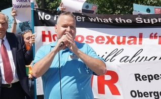 Ex-gay compartilha seu testemunho com multidão, durante protesto nos EUA. (Foto: CBN)