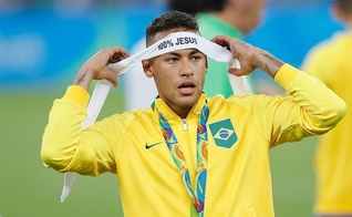 Neymar expressou sua fé celebrando o primeiro ouro olímpico do Brasil no futebol. (Foto: Fernando Frazão/Agência Brasil)