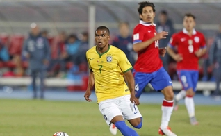 Douglas Costa voltou a trabalhar com o time sem limitações após a lesão na coxa esquerda. (Foto: Rafael Ribeiro/CBF)