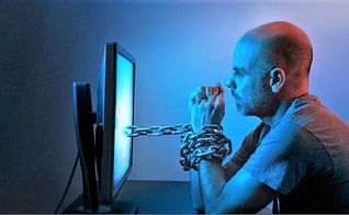 Pornografia se torna um vício e distorce conceitos de relacionamentos, segundo estudo. (Foto: muraselon.com)