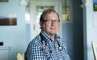 Dr. David Mackereth foi dispensado do Departamento de Trabalho e Pensões por suas crenças. (Foto: Andrew Fox/The Telegraph)