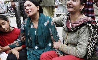 Mães choram a morte de seus filhos durante um dos ataques em um parque em Lahore, no Paquistão, em 2016. (Foto: Portas Abertas)