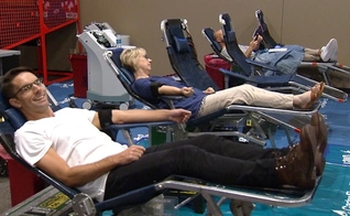 Membros da Gateway Church participam de campanha de doação de sangue. (Foto: KDFW)